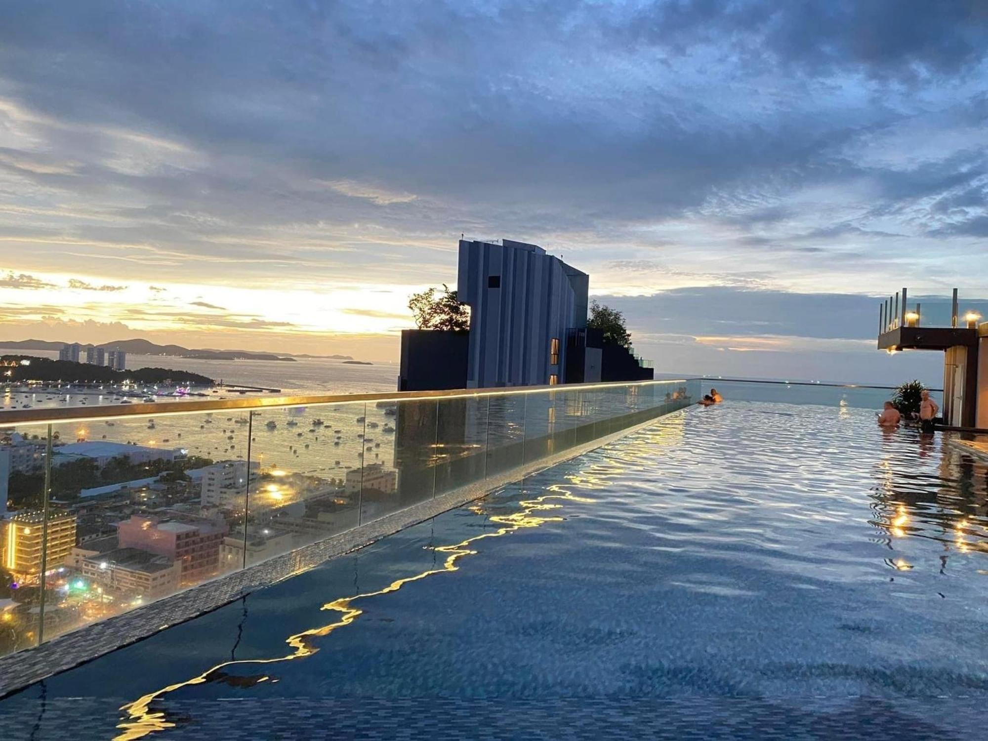 The Base Central Pattaya By Mickey Kültér fotó